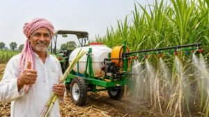 यूपी के गन्ना किसान स्प्रेयर पर 50 प्रतिशत सब्सिडी योजना की जानकारी प्राप्त करते हुए