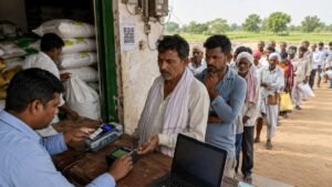 खाद वितरण के दौरान पीओएस मशीन और बायोमेट्रिक सर्वर की समस्या से परेशान किसान
