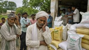 खाद की किल्लत और बढ़ती खेती लागत से परेशान भारतीय किसान खेत में चिंता व्यक्त करते हुए।