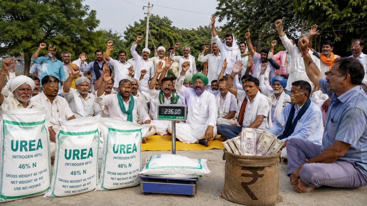 यूरिया की 40 किलो बोरी का दाम ₹236 करने की मांग को लेकर अपनी बात रखते किसान।