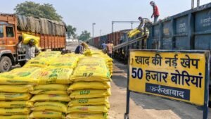 फर्रुखाबाद में खाद की 50 हजार नई बोरियां पहुंचीं